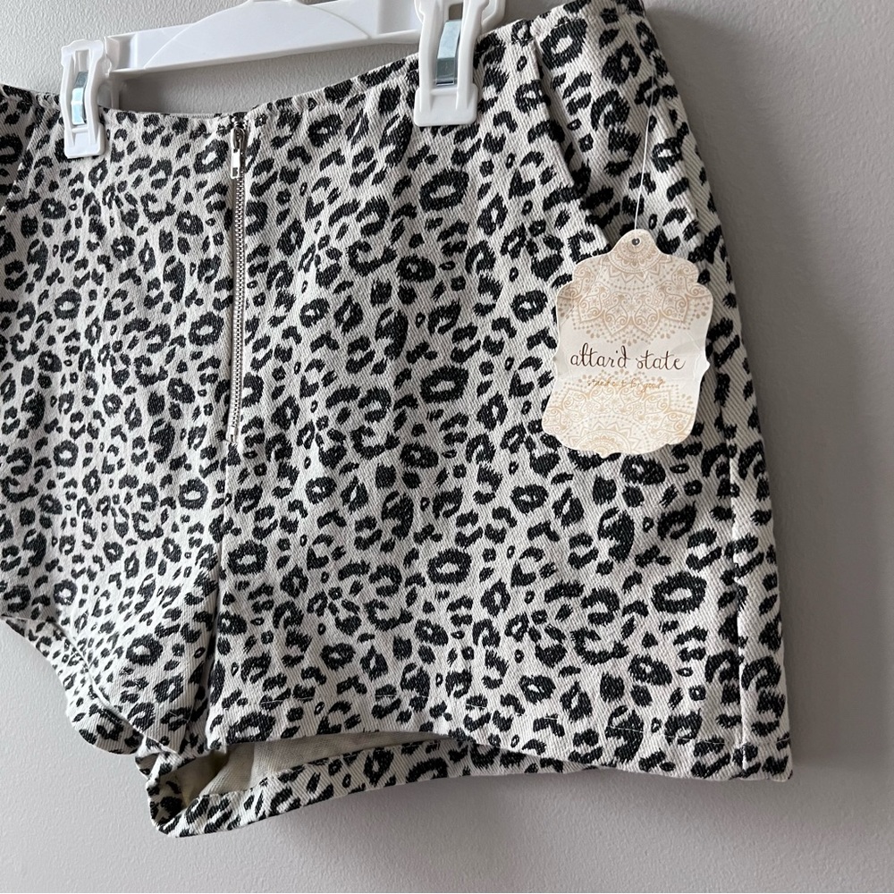 NWT Altar’d State Cream with Black Animal Print Woven Shorts - Zipper Front Sz M